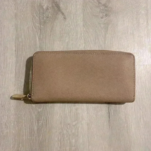 MICHAEL KORS Saffiano Leather Wallet - Picture 6 of 9